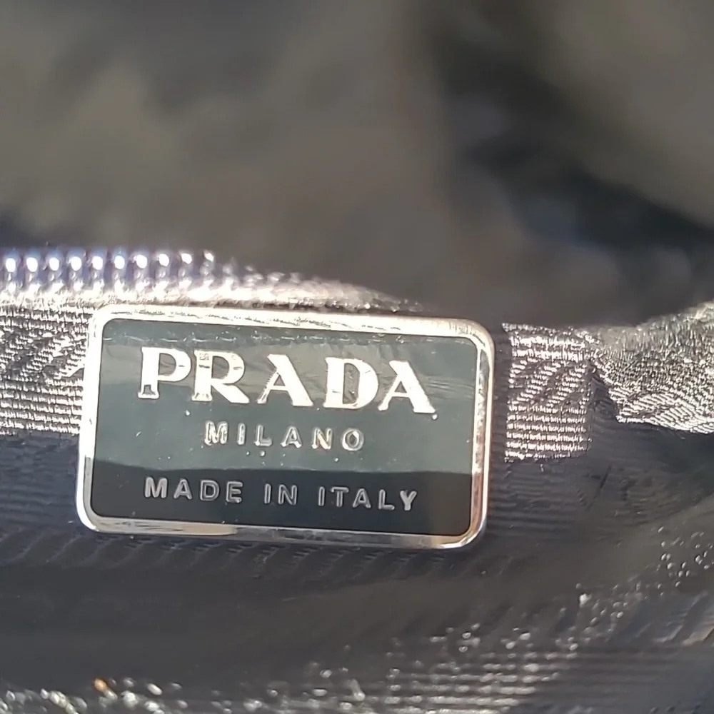 Authentic PRADA Tessuto Metropoli Tote - Picture 13 of 16